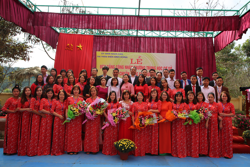 Tập thể cán bộ giáo viên, công nhân viên công tác tại trường THCS Thị Trấn Điện Biên Đông
