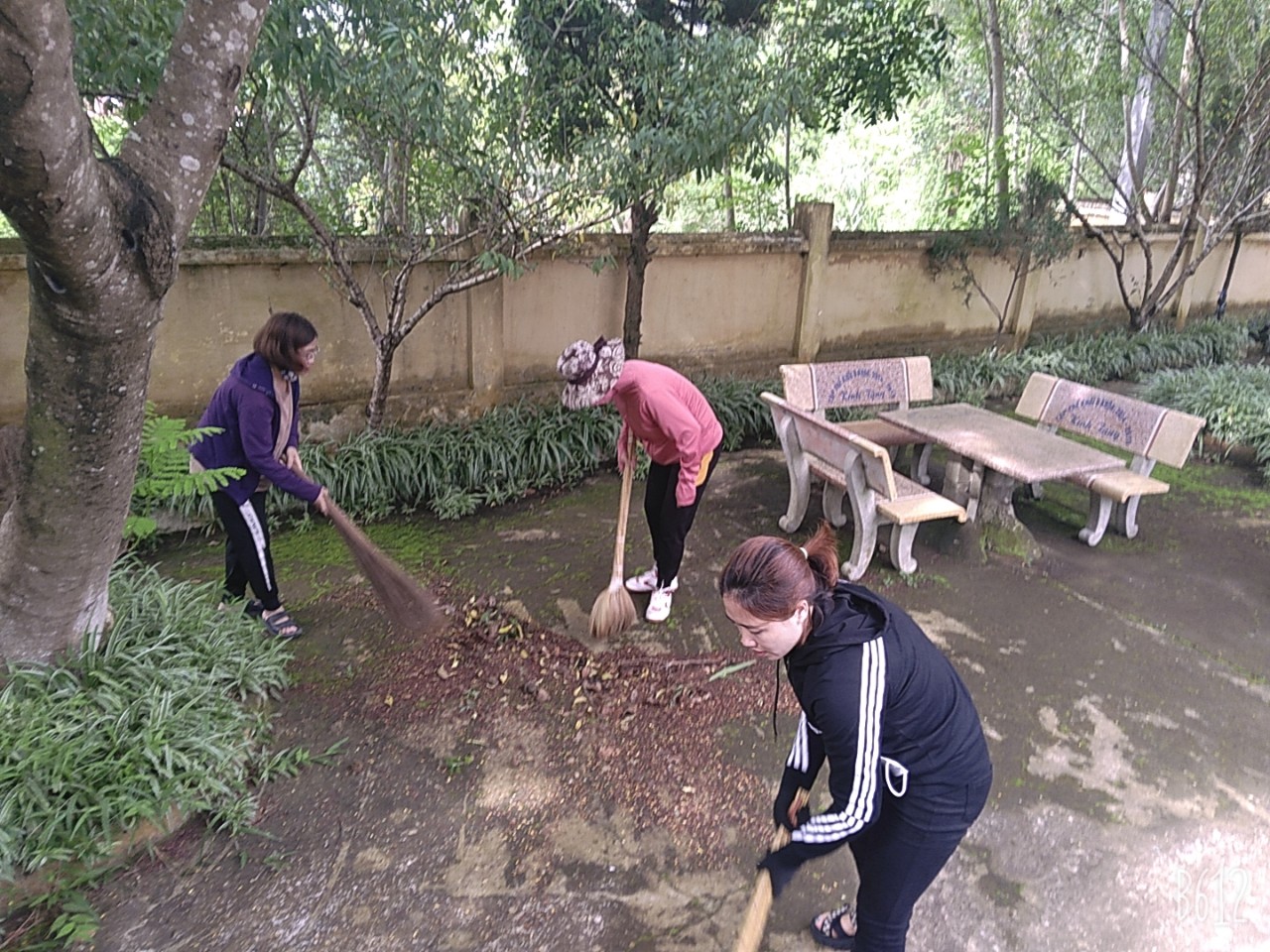 Trường THCS Thị Trấn Điện Biên Đông tổ chức lao động, dọn dẹp vệ sinh  cảnh quan nhà trường hè năm 2022