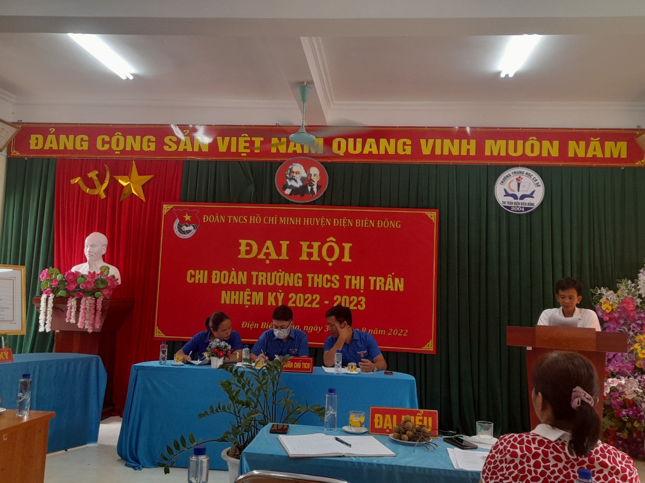 Đồng chí Nguyễn Đức Lập - Bí thư chi bô Hiệu trưởng nhà trường về dự đại hội