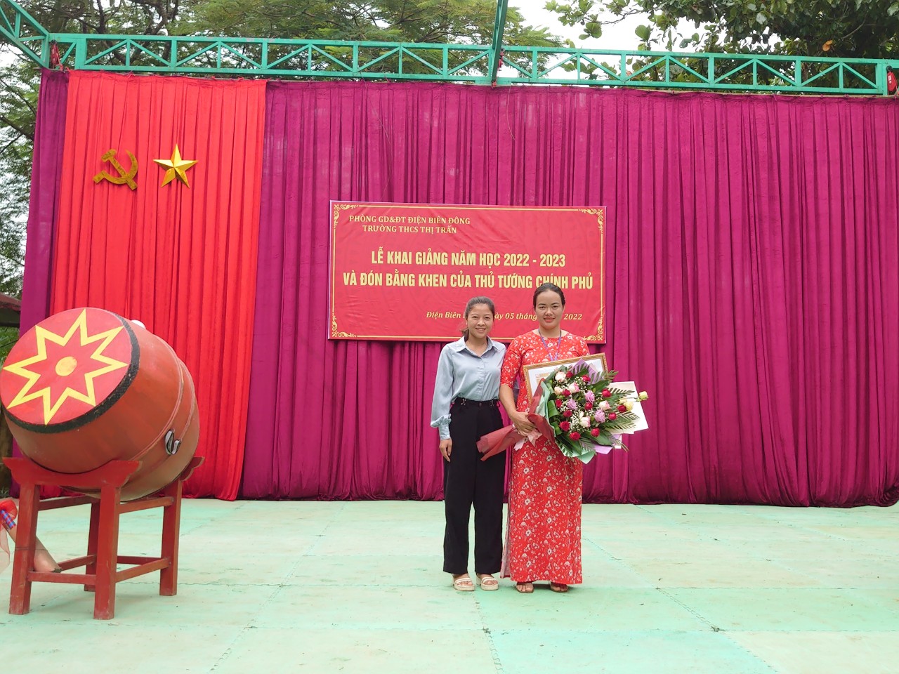 Cô Lường Thị Thoong - Tổng phụ trách Liên đội trường THCS Thị trấn Điện Biên Đông nhận Bằng khen của BCH Đoàn TNCS HCM tỉnh Điện Biên.