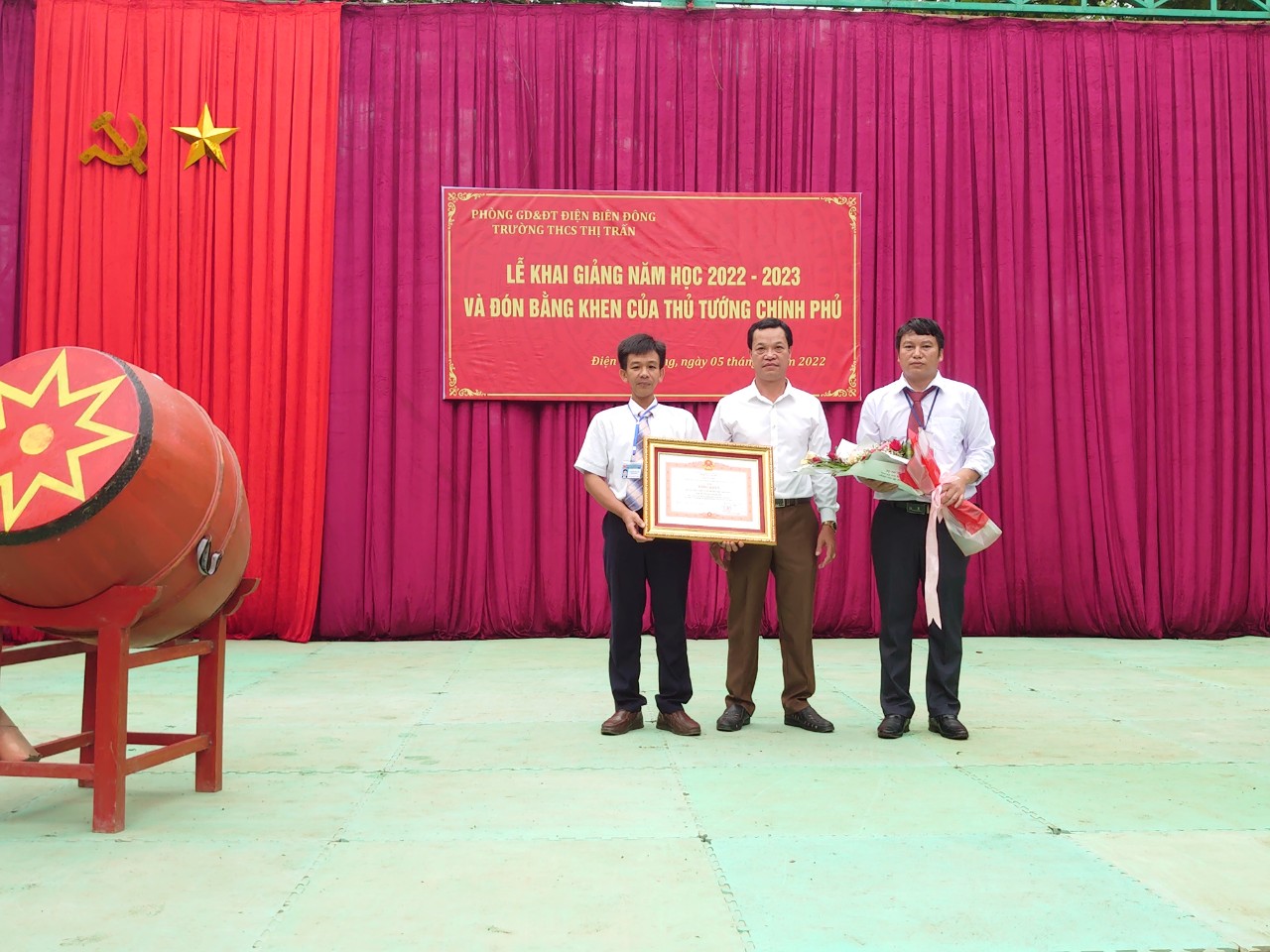 Đồng chí:Quàng Văn Sương – Chủ tịch UBND Thị Trấn Điện Biên Đông trao Bằng khen của Thủ tướng Chính Phủ
