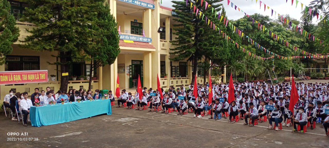 Trường THCS Thị trấn Điện Biên Đông tổ chức các hoạt động Tuần lễ hưởng ứng học tập suốt đời năm 2022 với chủ đề “Thúc đẩy chuyển đổi số phục vụ cho học tập suốt đời sau đại dịch Covid-19”.