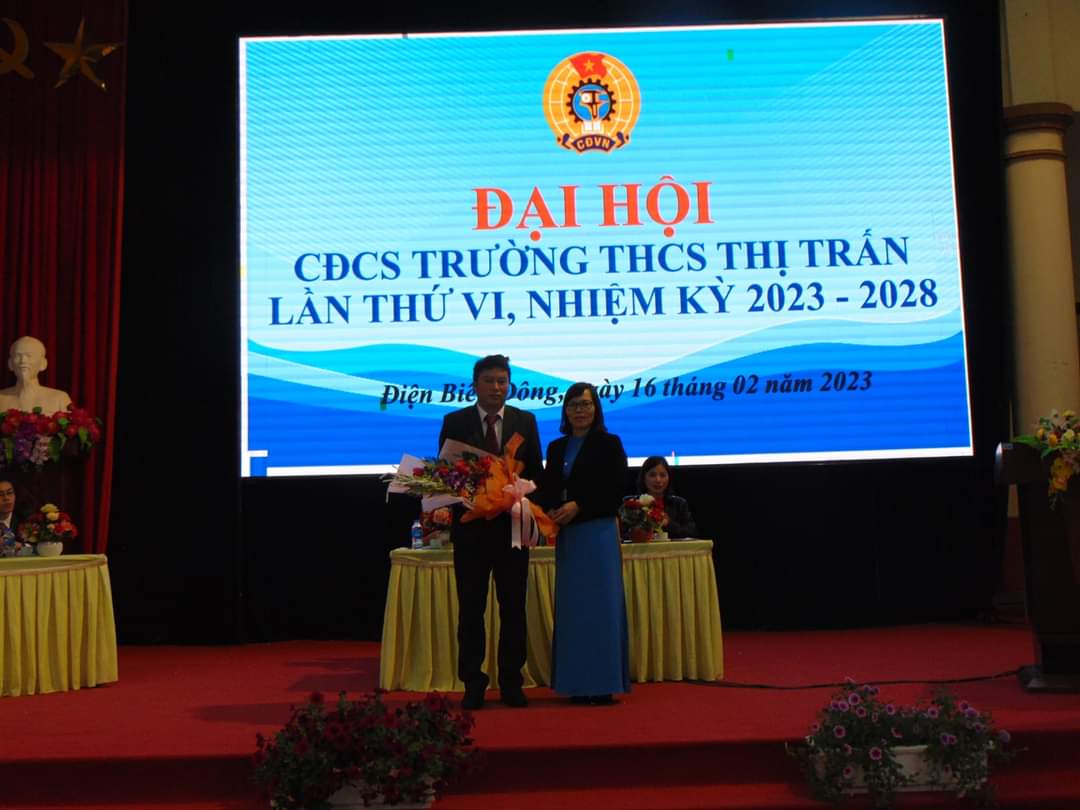  Đồng chí Nguyễn Thị Thái- Chủ tịch LĐLĐ huyện đến dự và chỉ đạo đại hội