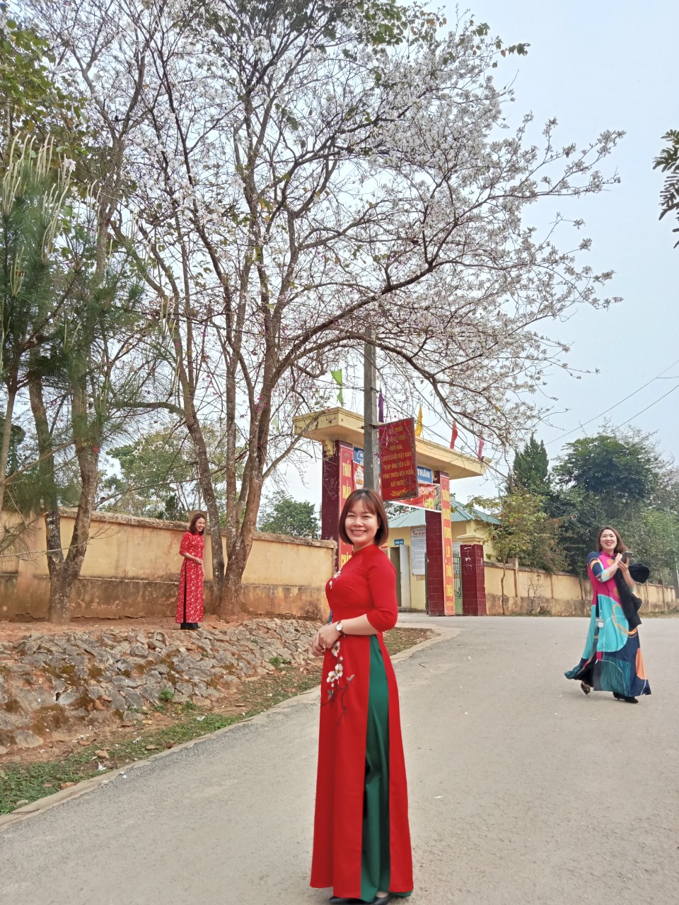 Cô giáo Lò Hà- Đinh Lý; cô Huyền Trang