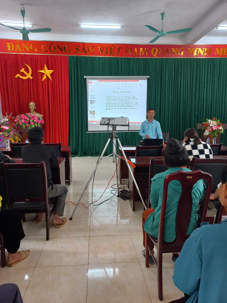 Trung tâm học tập cộng đồng Thị trấn huyện Điện Biên Đông tổ chức tập huấn một số biện pháp chăm sóc, phòng và trị bệnh cho gia súc, gia cầm. Năm 2023