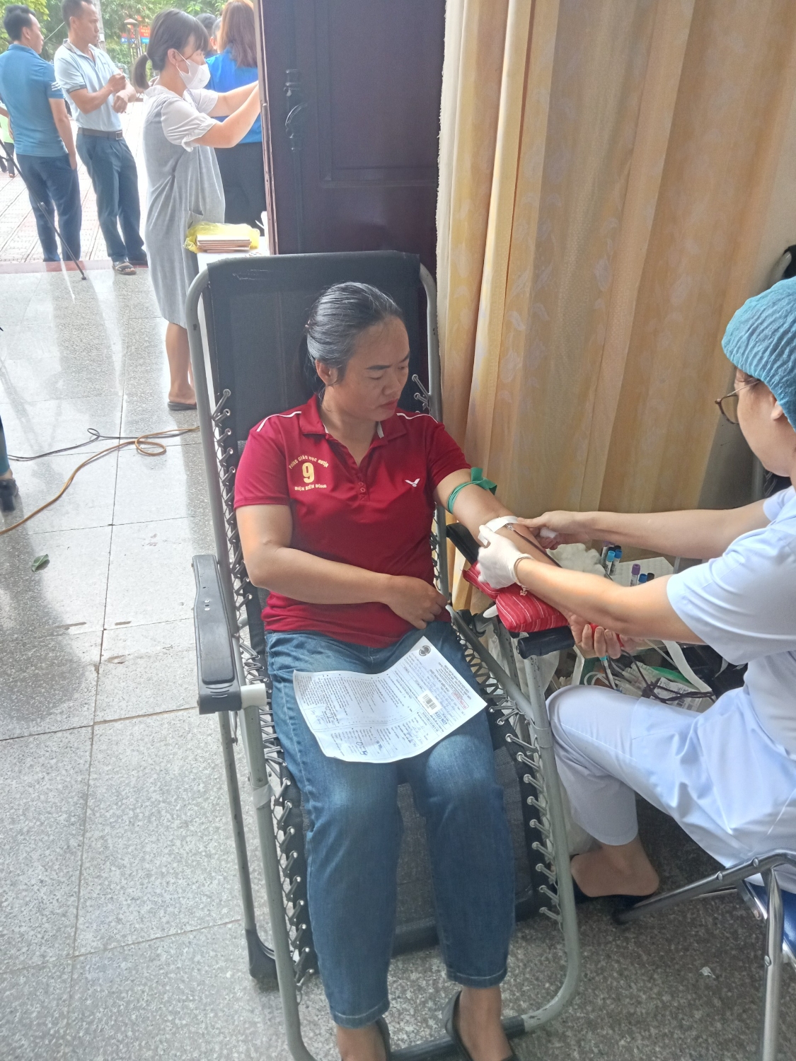 Cô Lường Thị Thoong - Phụ trách Đội TNTP HCM tham gia hiến máu tình nguyện
