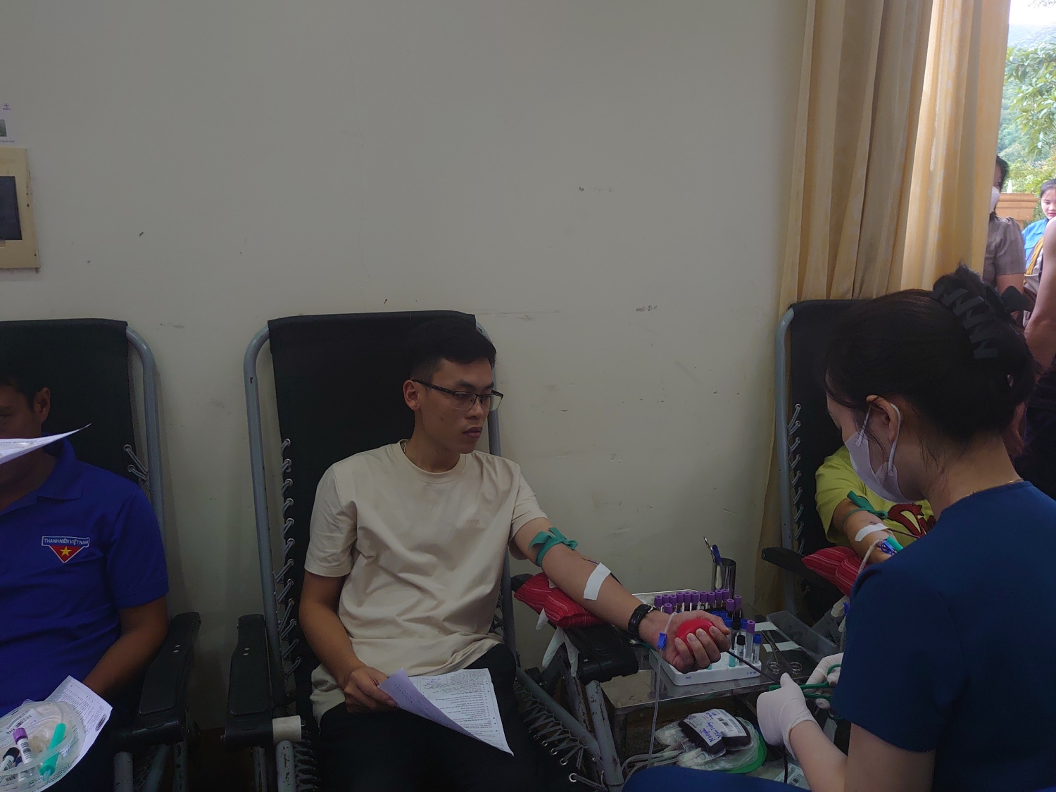 Thầy Nguyễn Văn Tưởng- Bí thư ĐTN tham gia hiến máu tình nguyện