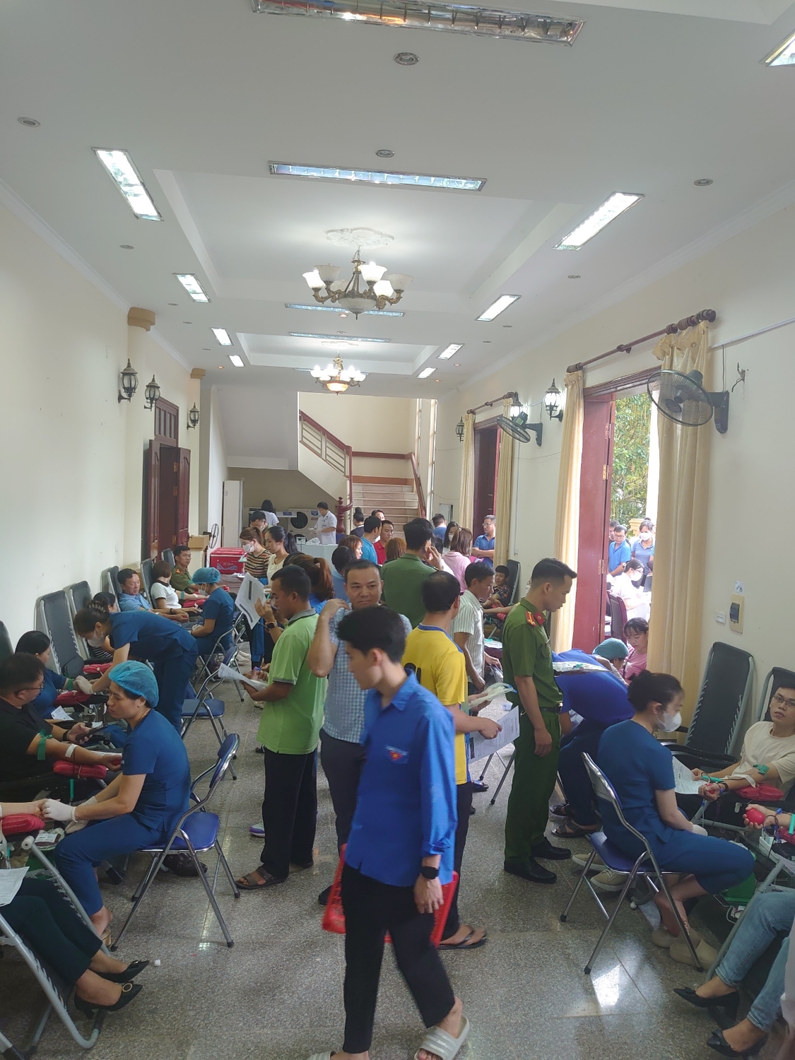 Cán bộ, giáo viên trường THCS Thị Trấn Điện Biên Đông tham gia hiến máu tình nguyện năm 2023