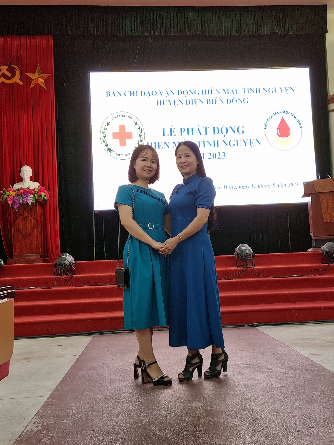 Cô Nguyễn Thanh Hằng GV trường THCS thị trấn(ảnh bên trái) tham gia hiến máu tình nguyện) 