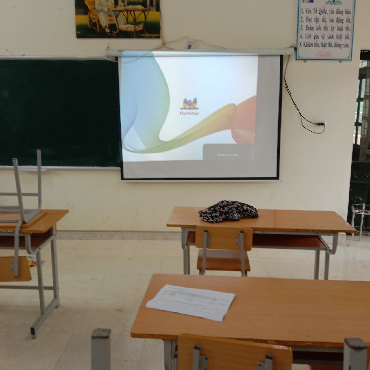 Kiểm tra hệ thống máy chiếu trong phòng lớp học