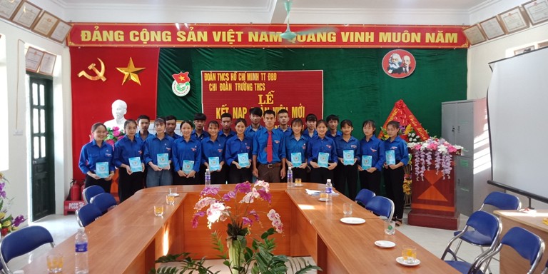 Chi đoàn Trường THCS Thị Trấn Điện Biên Đông tổ chức Lễ kết nạp Đoàn viên mới