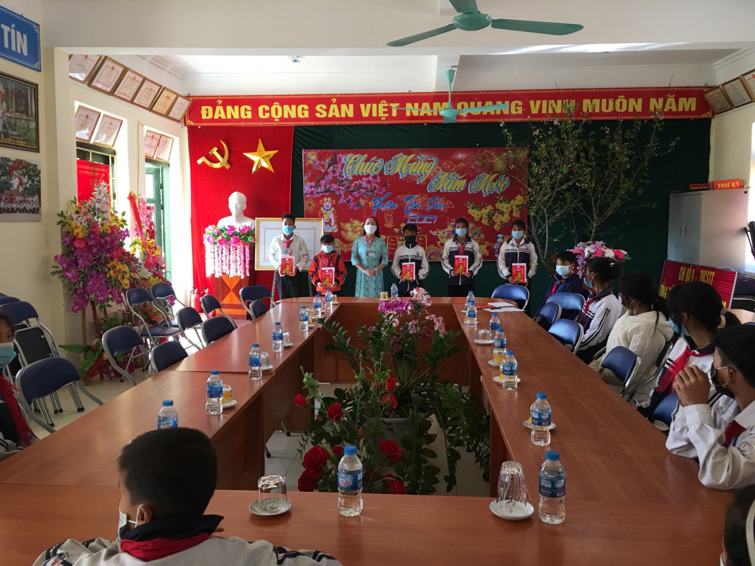 Trường  THCS Thị Trấn Điện Biên Đông trao khai xuân cho học sinh có hoàn cảnh khó khăn nhân dịp đầu xuân năm mới Tân Sửu-2021