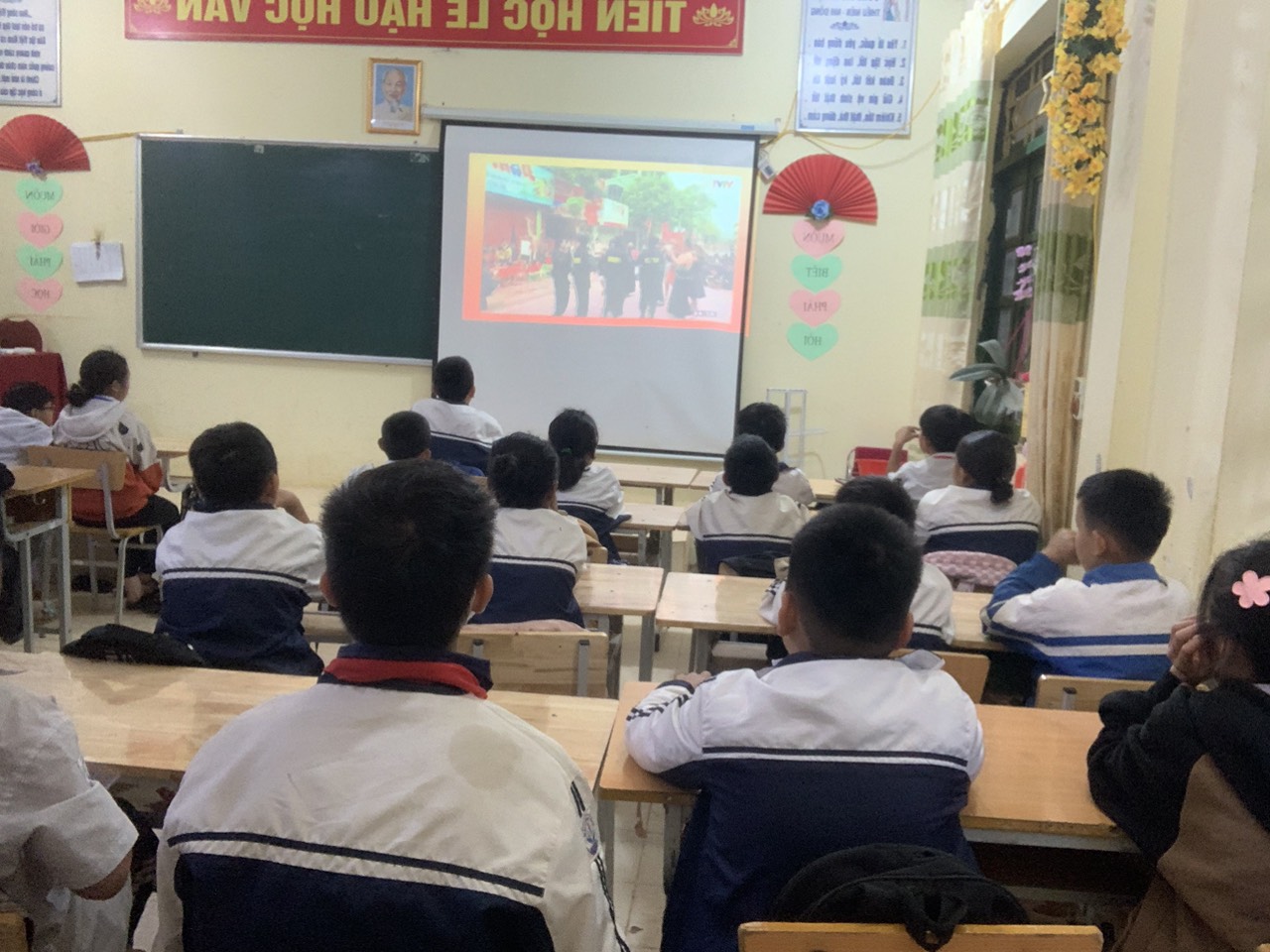 TẬP THỂ CÁN BỘ ,GIÁO VIÊN, NHÂN VIÊN, HỌC SINH TRƯỜNG THCS THỊ TRẤN XEM TRUYỀN HÌNH TRỰC TIẾP LỄ KỶ NIỆM 70 NĂM CHIẾN THẮNG LỊCH SỬ ĐIỆN BIÊN PHỦ