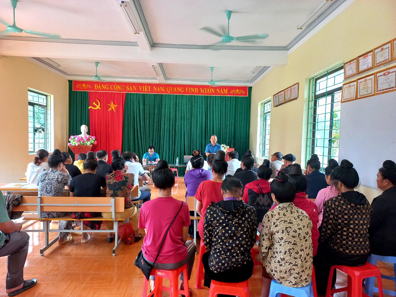 TRUNG TÂM HỌC TẬP CỘNG ĐỒNG  THỊ TRẤN ĐIỆN BIÊN ĐÔNG PHỐI HỢP  VỚI TRUNG TÂM TRỢ GIÚP PHÁP LÝ NHÀ NƯỚC TỈNH ĐIỆN BIÊN – SỞ TƯ PHÁP TRUYỀN THÔNG TRỢ GIÚP PHÁP LÝ