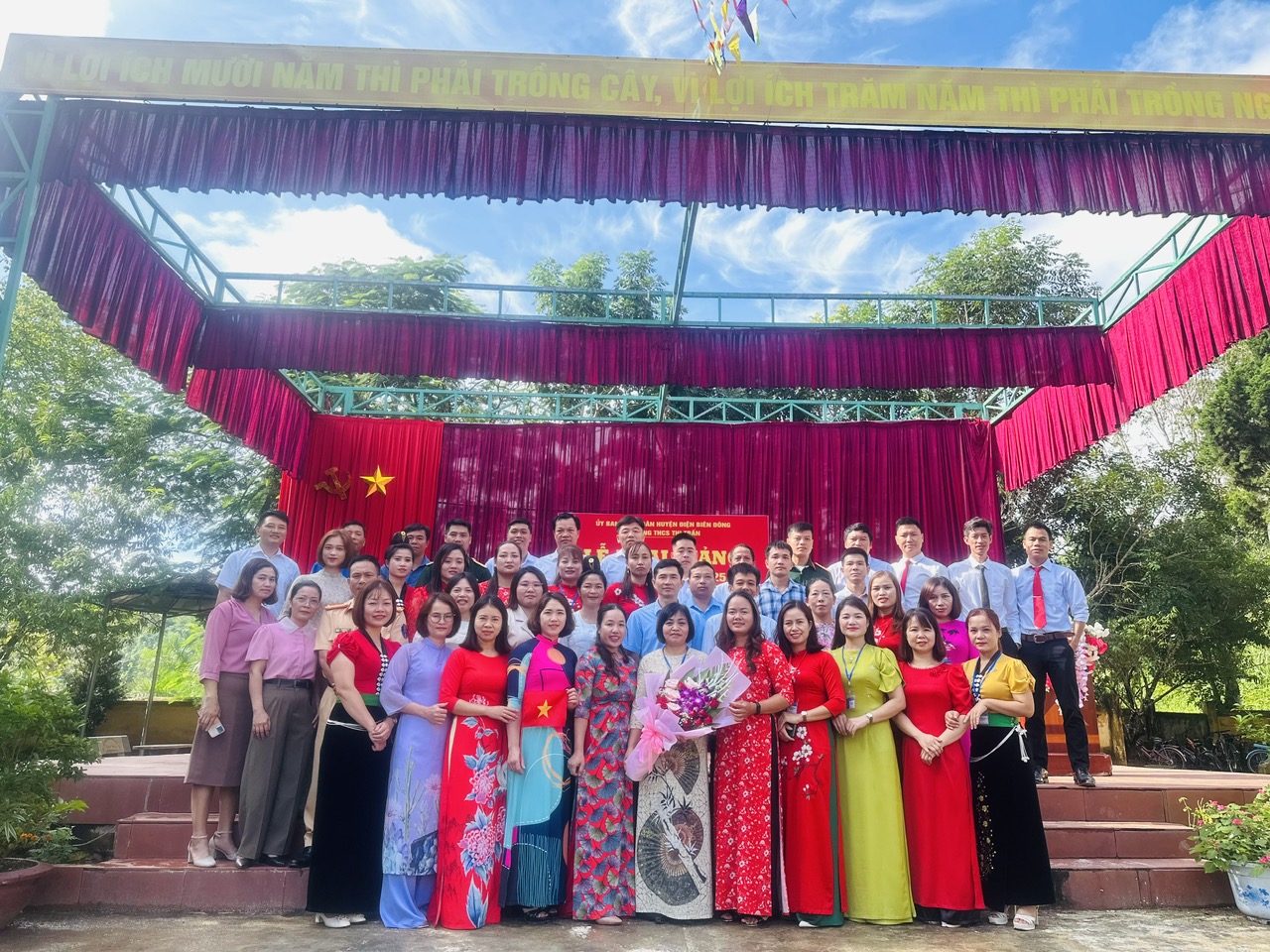 TRƯỜNG THCS THỊ TRẤN ĐIỆN BIÊN ĐÔNG LONG TRỌNG TỔ CHỨC BUỔI LỄ KHAI GIẢNG NĂM HỌC MỚI  2024 – 2025
