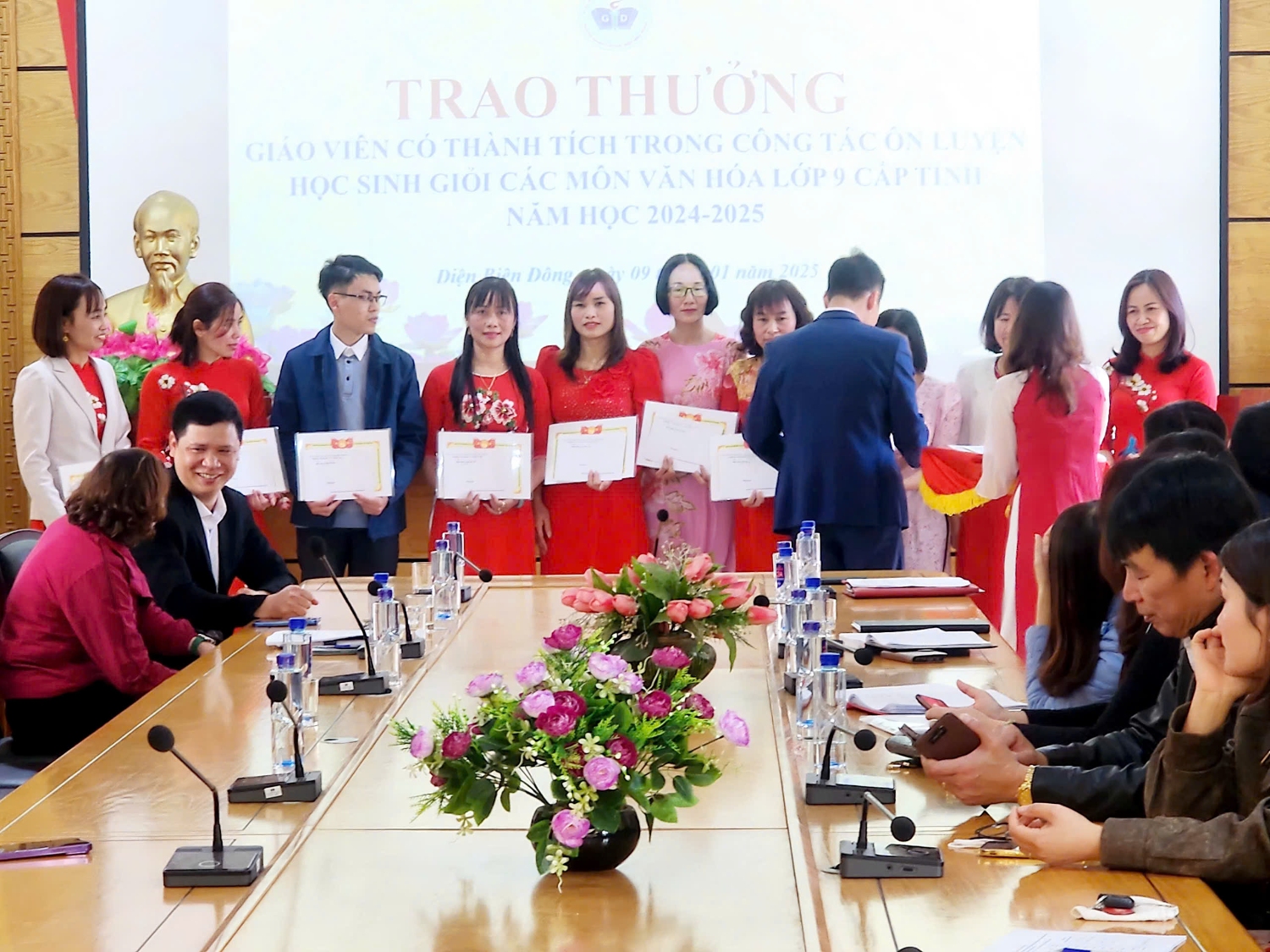TRAO THƯỞNG GIÁO VIÊN CÓ THÀNH TÍCH TRONG CÔNG TÁC ÔN LUYỆN HỌC SINH GIỎI CÁC MÔN VĂN HÓA LỚP 9 CẤP TỈNH NĂM HỌC 2024 - 2025